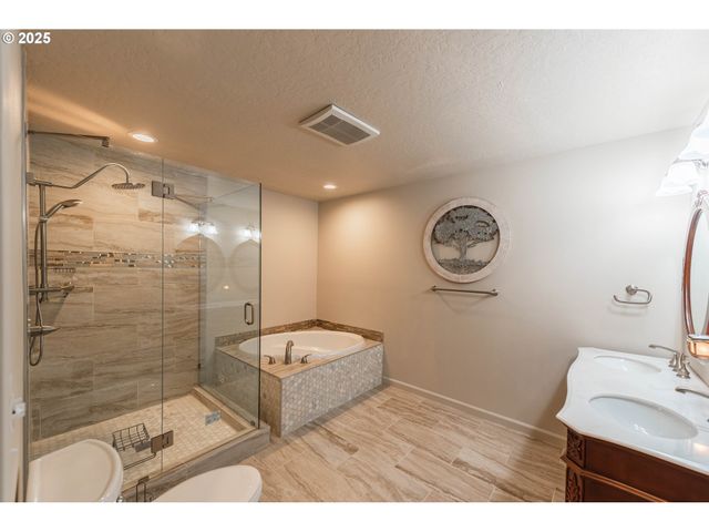 2143 Ash St, North Bend, OR 97459