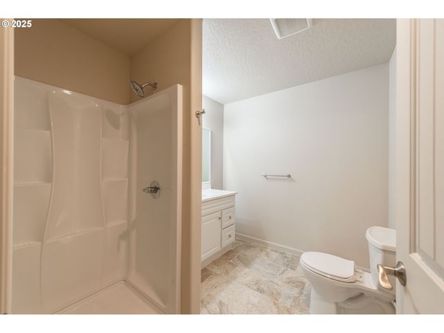 2143 Ash St, North Bend, OR 97459