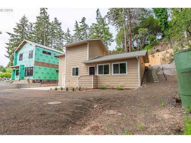 2143 Ash St, North Bend, OR 97459