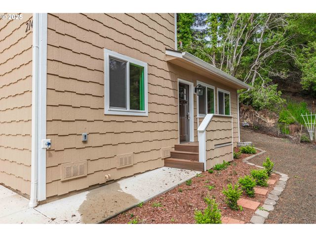 2143 Ash St, North Bend, OR 97459
