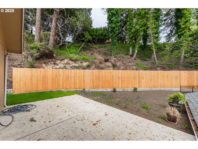 2143 Ash St, North Bend, OR 97459