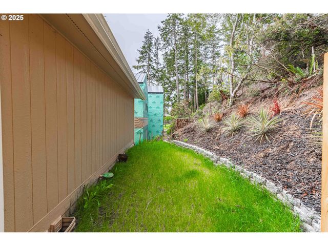 2143 Ash St, North Bend, OR 97459