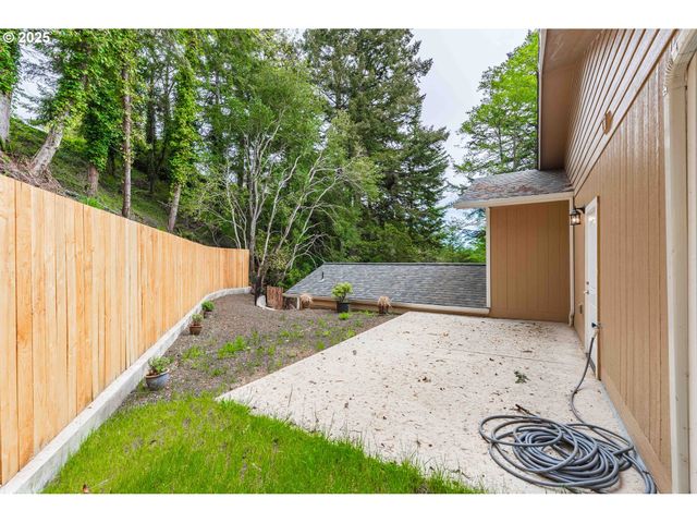 2143 Ash St, North Bend, OR 97459