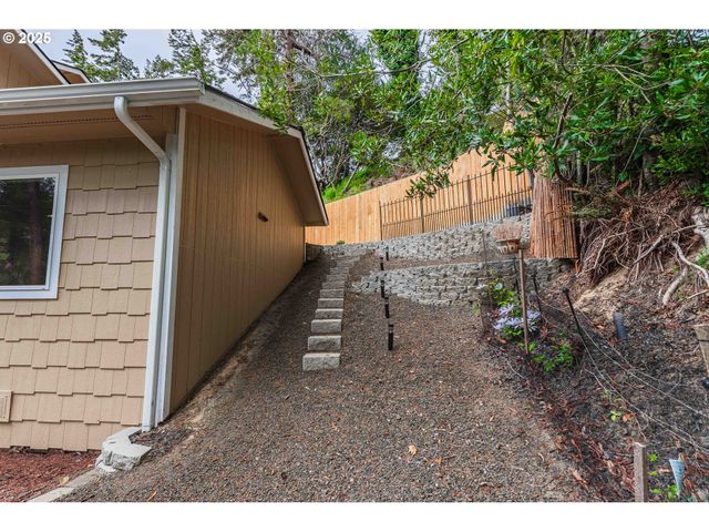 2143 Ash St, North Bend, OR 97459