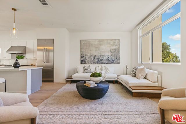 3220 S Barrington Avenue, Los Angeles, CA 90066