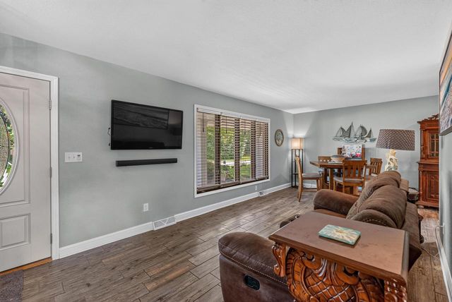 9301 S Sherwood DRIVE, Franklin, WI 53132