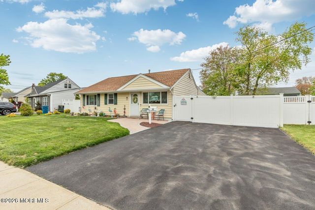 13 Roland Place, Hazlet, NJ 07730
