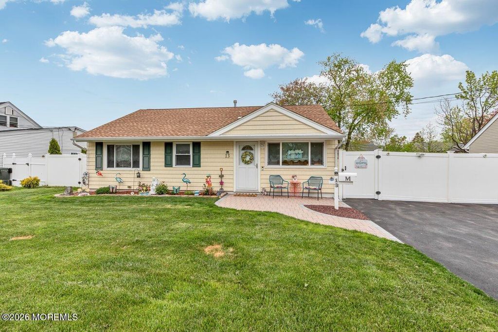 13 Roland Place, Hazlet, NJ 07730