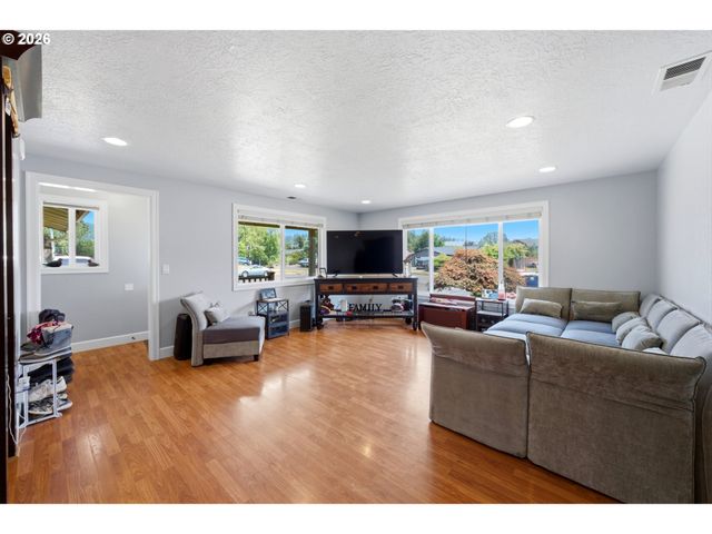 1805 N LIBRA St, Newberg, OR 97132