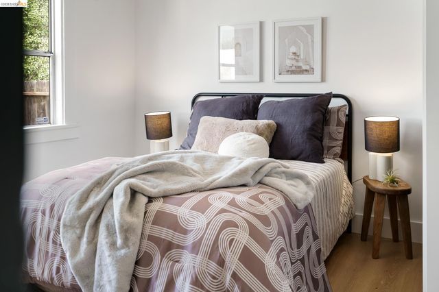 1004 39Th St, Oakland, CA 94608