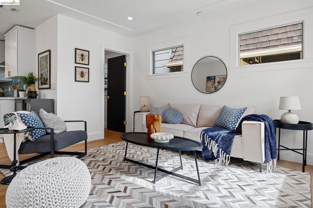 1004 39Th St, Oakland, CA 94608