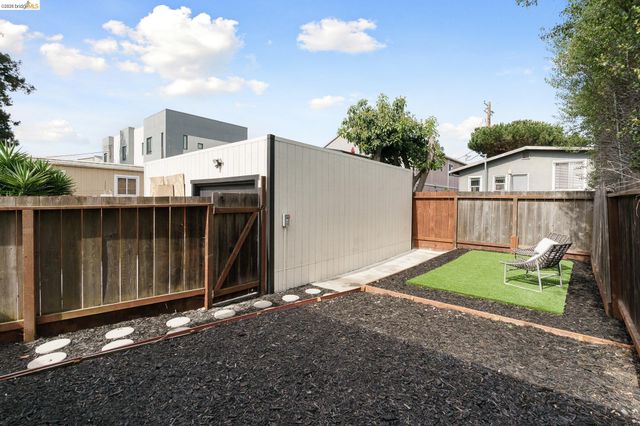 1004 39Th St, Oakland, CA 94608