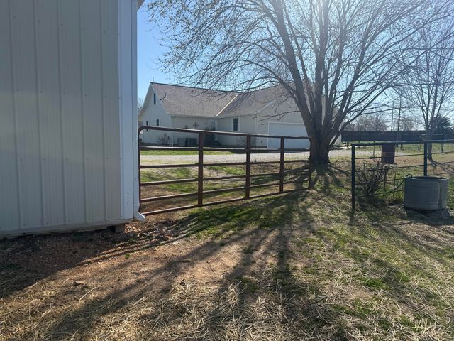 21561 Lawrence 1074, Monett, MO 65708