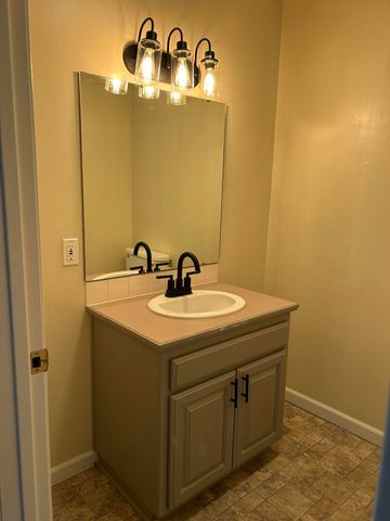 21561 Lawrence 1074, Monett, MO 65708