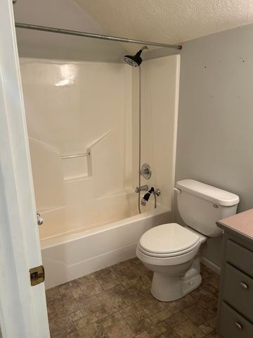 21561 Lawrence 1074, Monett, MO 65708