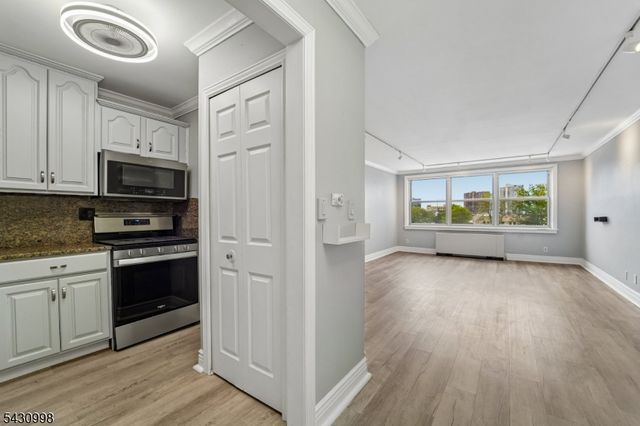 2000 Linwood Ave 4P, Fort Lee Boro, NJ 07024