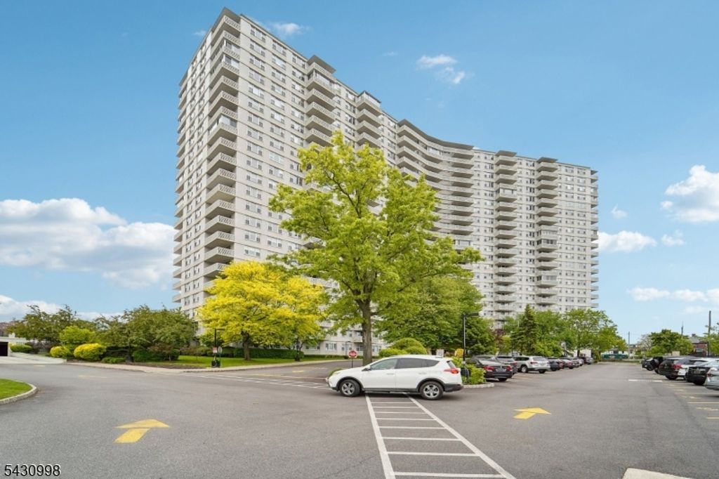 2000 Linwood Ave 4P, Fort Lee Boro, NJ 07024