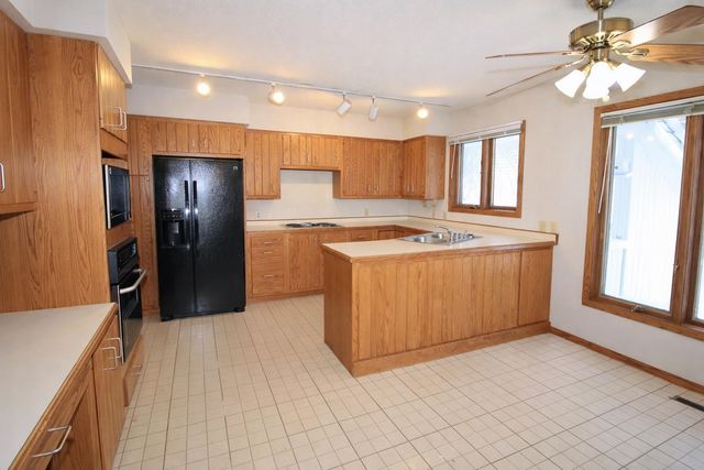 1317 12th St SW, Minot, ND 58701