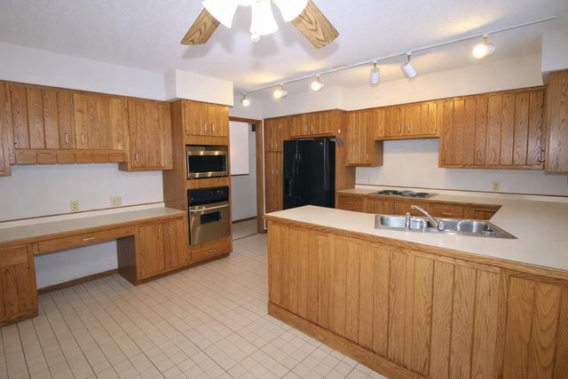 1317 12th St SW, Minot, ND 58701