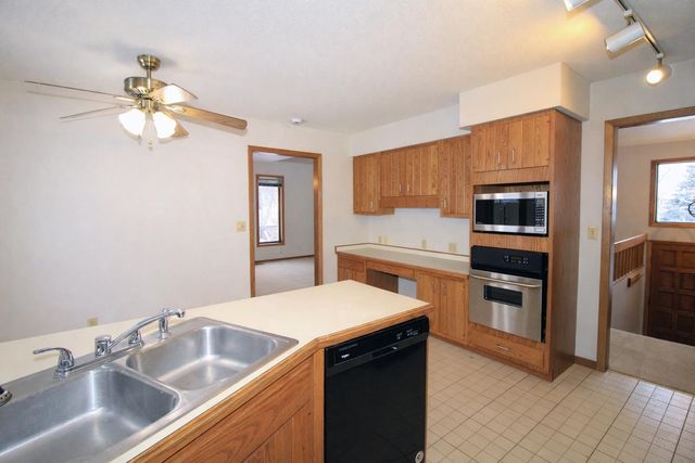 1317 12th St SW, Minot, ND 58701