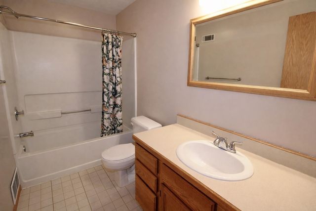 1317 12th St SW, Minot, ND 58701