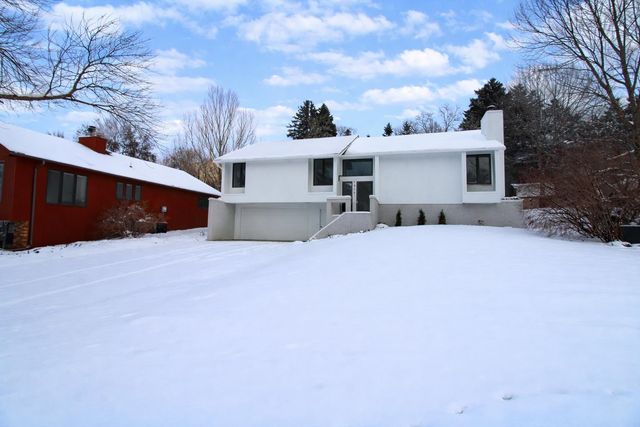 1317 12th St SW, Minot, ND 58701