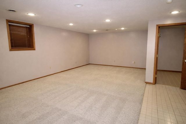 1317 12th St SW, Minot, ND 58701