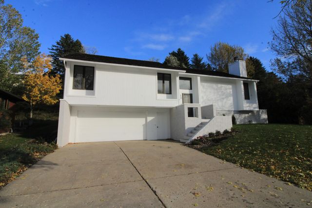 1317 12th St SW, Minot, ND 58701