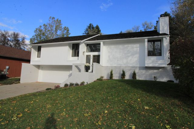 1317 12th St SW, Minot, ND 58701