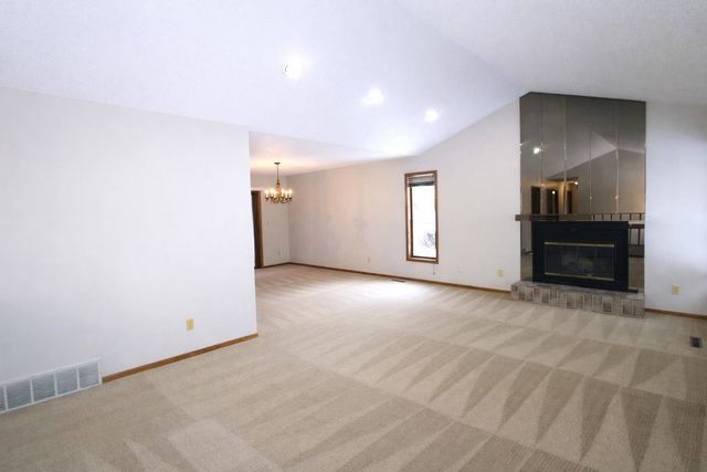 1317 12th St SW, Minot, ND 58701