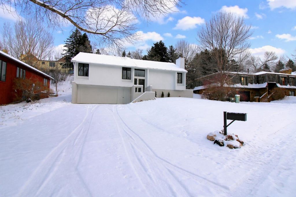 1317 12th St SW, Minot, ND 58701