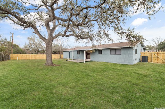 142 Surrey Ln, Universal City, TX 78148