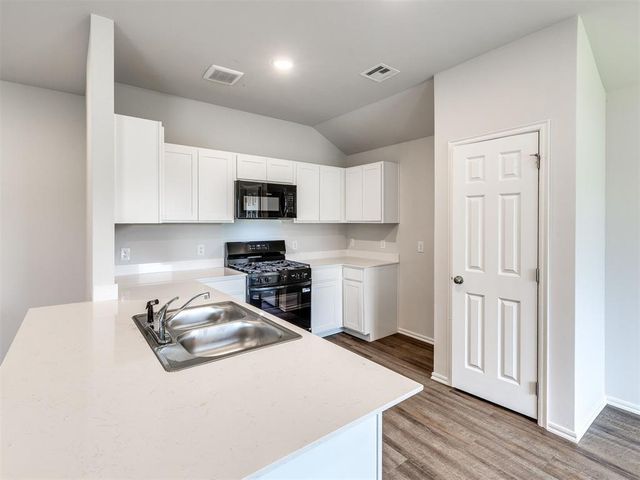 929 S Buffalo Lane, Mustang, OK 73064