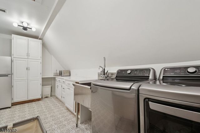 23 Stoneleigh Park, Westfield Town, NJ 07090