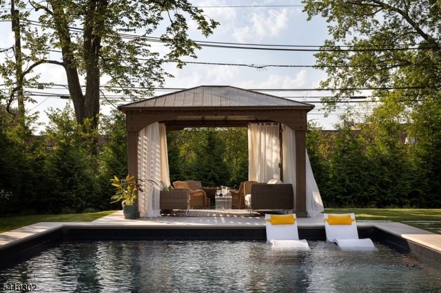 23 Stoneleigh Park, Westfield Town, NJ 07090