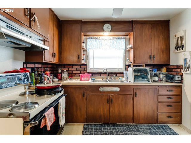 340 W M St, Springfield, OR 97477