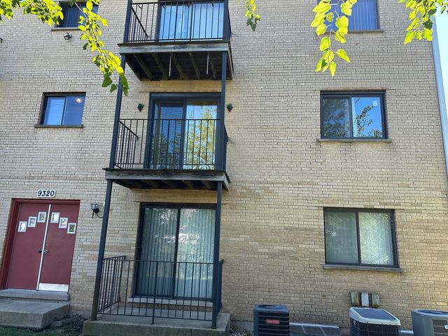 9320 Hamilton Court E, Des Plaines, IL 60016
