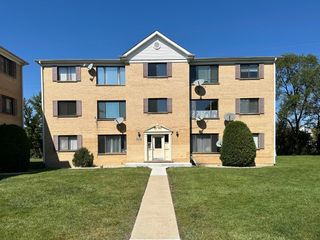 9320 Hamilton Court E, Des Plaines, IL 60016
