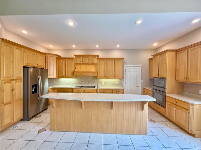 5488 Lakeside Drive, Newburgh, IN 47630