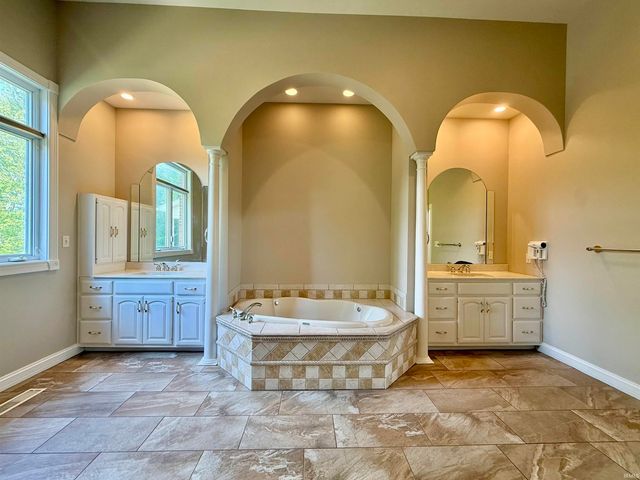 5488 Lakeside Drive, Newburgh, IN 47630