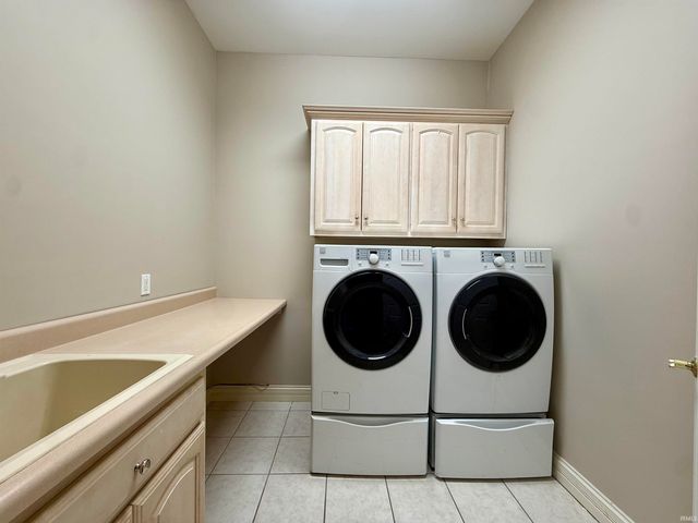 5488 Lakeside Drive, Newburgh, IN 47630