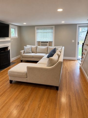 28 Londonderry Road, Framingham, MA 01701