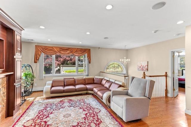 296 College Farm Rd, Waltham, MA 02451