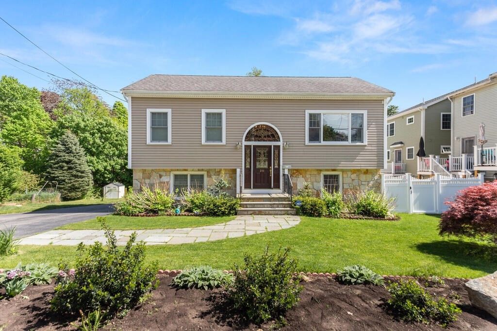 296 College Farm Rd, Waltham, MA 02451