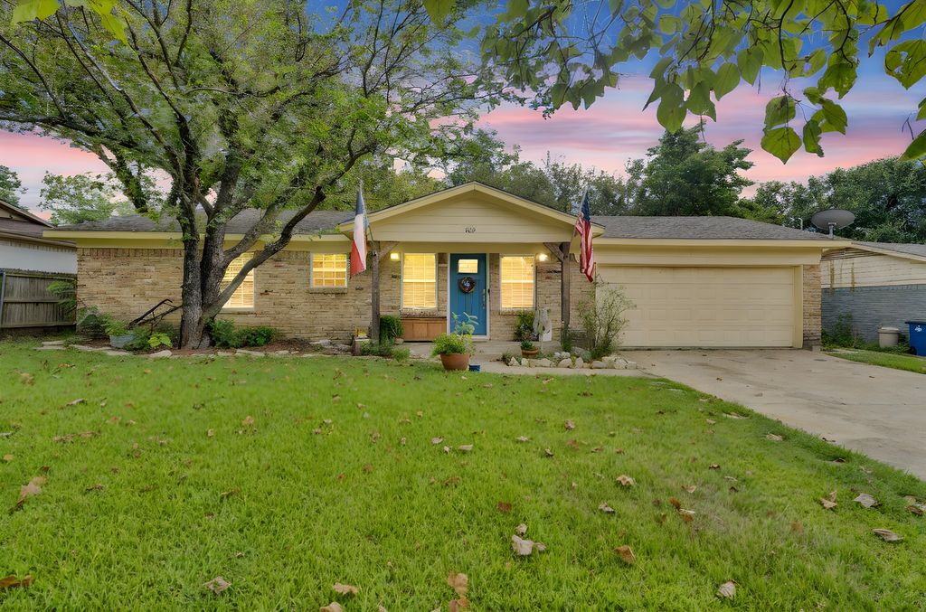 805 Loy Lane, Ennis, TX 75119