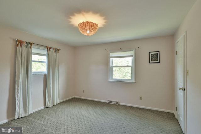 4074 OLD SENTRY RD, Allentown, PA 18104