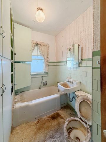 1602 E 32nd Street, Des Moines, IA 50317