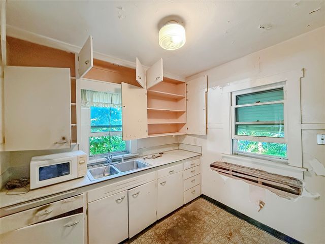 1602 E 32nd Street, Des Moines, IA 50317