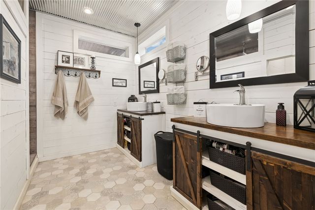 230 Madison 2625, Huntsville, AR 72740