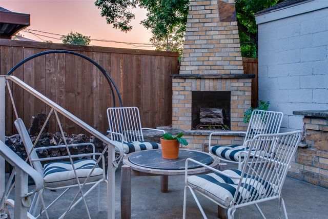 2745 Ivandell Avenue, Dallas, TX 75211